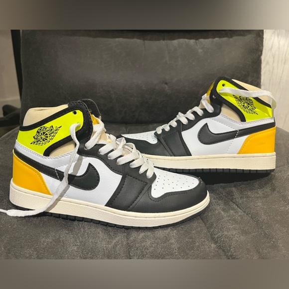Jordan 1 Retro High Top Sneaker Lime Yellow Black White - Picture 3 of 7